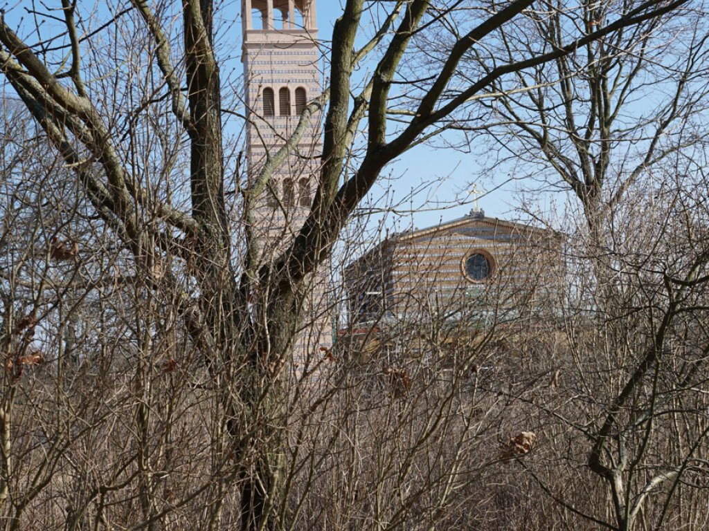 Blick aus dem Todesstreifen auf die im DDR-Grenzgebiet liegende Sacrower Heilandskirche; Aufnahme 2015