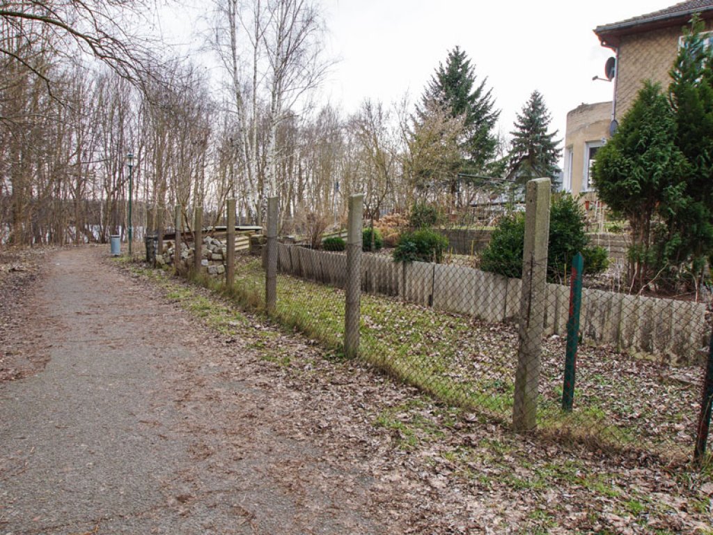 Kolonnenweg und Betonpfostenreihe eines Sicherungszaunes der DDR-Grenzanlagen am Glienicker See (1); Aufnahme 2015  Kolonnenweg und Betonpfostenreihe eines Sicherungszaunes der DDR-Grenzanlagen am Glienicker See (1); Aufnahme 2015