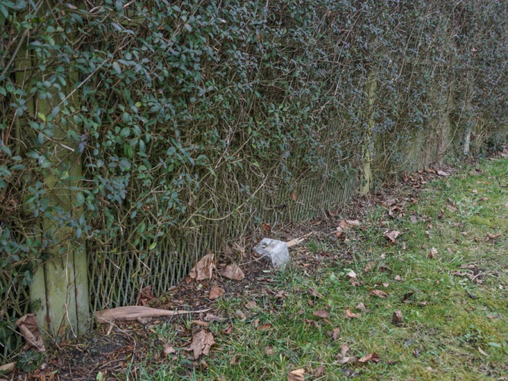 Streckmetallgitterfelder der DDR-Grenzanlagen als Grundstücksumzäunung bei Nieder Neuendorf (1); Aufnahme 2015