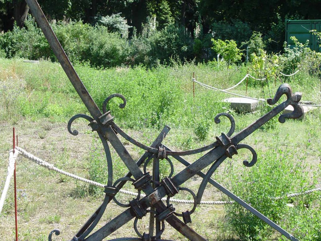 Das Turmkreuz der Versöhnungskirche überstand die Sprengung 1985, Aufnahme 2005