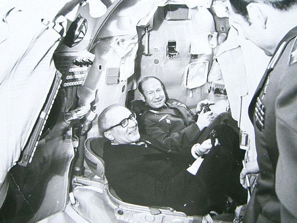 Erich Honecker besucht das Sternenstädtchen (Ausbildungszentrum der Sowjetischen Raumfahrt), 27. Februar 1976.