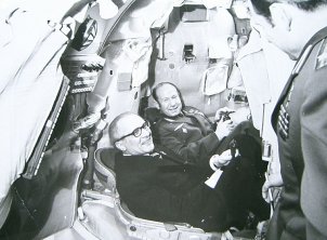 Erich Honecker besucht das Sternenstädtchen (Ausbildungszentrum der Sowjetischen Raumfahrt), 27. Februar 1976.