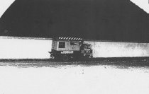 René Gross, erschossen an der Berliner Mauer: MfS-Foto vom Fluchtfahrzeug an der Grenzmauer in Berlin-Treptow in Höhe der Karpfenteichstraße, 21. November 1986