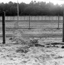 Herbert Kiebler, erschossen an der Berliner Mauer: MfS-Foto von Spuren des Fluchtversuchs am Grenzzaun zwischen Mahlow und Berlin-Lichtenrade, 27. Juni 1975 (I)