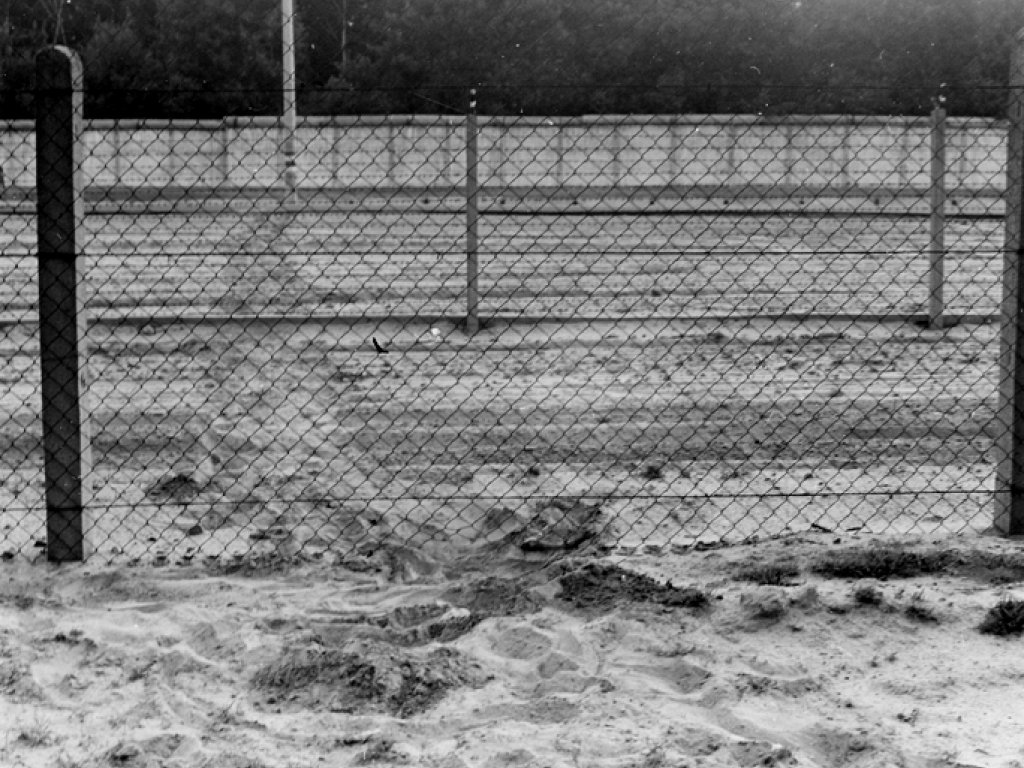Herbert Kiebler, erschossen an der Berliner Mauer: MfS-Foto von Spuren des Fluchtversuchs am Grenzzaun zwischen Mahlow und Berlin-Lichtenrade, 27. Juni 1975 (I)