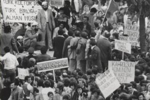 Çetin Mert, ertrunken im Berliner Grenzgewässer: Protestkundgebung in Berlin-Kreuzberg, MfS-Foto, Mai 1975 (III)