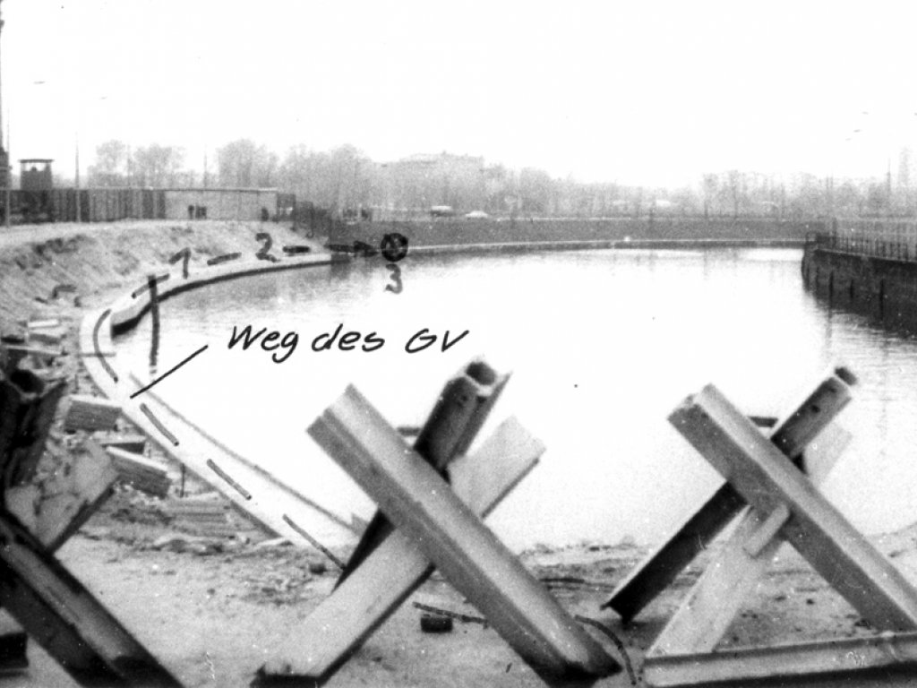 Manfred Gertzki, erschossen und ertrunken im Berliner Grenzgewässer: Fluchtweg entlang des Spreeufers unmittelbar am Reichstagsbäude, MfS-Aufnahme, 27. April 1973