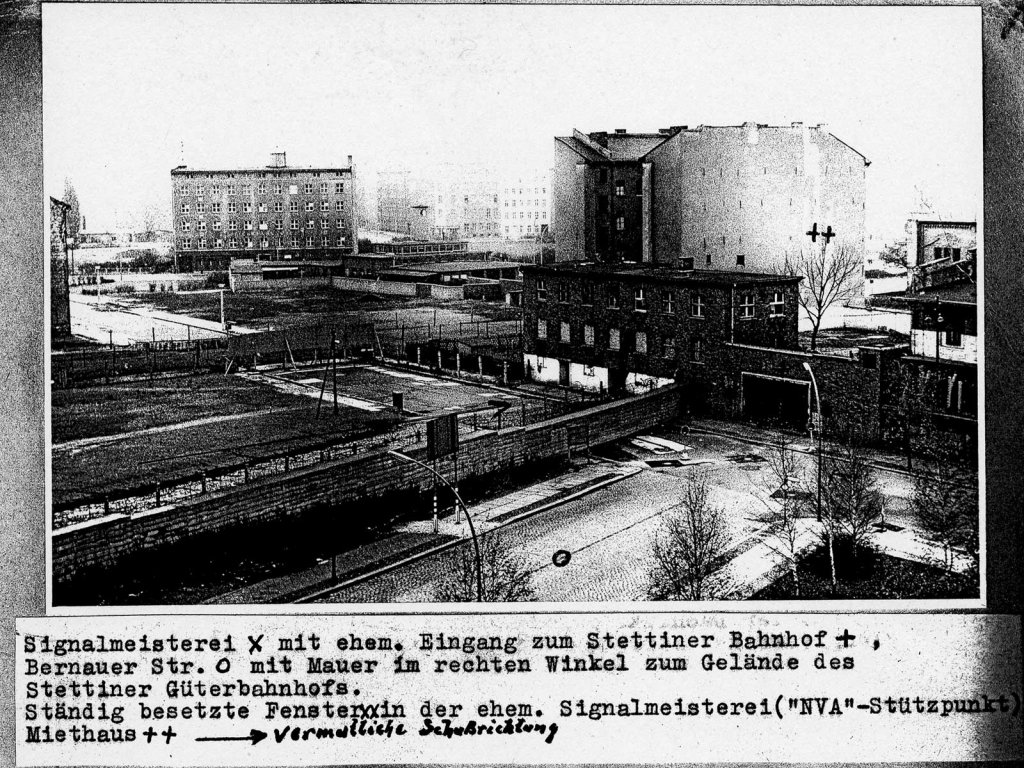 Heinz Cyrus, schwer verletzt an der Berliner Mauer und an den Folgen gestorben: Tatortfoto der West-Berliner Polizei von den Grenzanlagen am Nordbahnhof in Berlin-Mitte, 10. November 1965