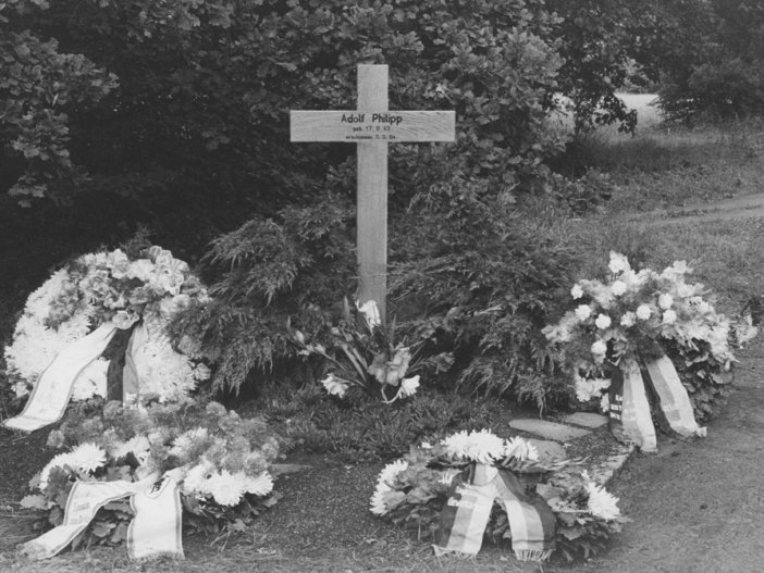 Gedenkkreuz für Adolf Philipp am Finkenkruger Weg in Berlin-Spandau, Aufnahme 1966