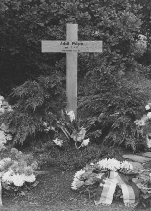 Gedenkkreuz für Adolf Philipp am Finkenkruger Weg in Berlin-Spandau, Aufnahme 1966
