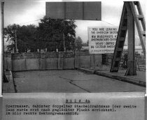 Siegfried Widera, niedergeschlagen an der Berliner Mauer und an den Folgen gestorben: Tatortfoto der West-Berliner Polizei von den Grenzanlagen an der Massantebrücke zwischen Berlin-Treptow und Berlin-Neukölln, 23. August 1963
