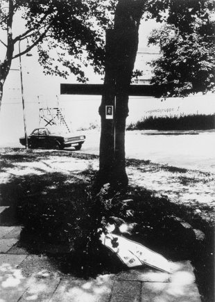 Paul Schultz, erschossen an der Berliner Mauer: MfS-Foto des Mahnmals auf der West-Berliner Seite der Grenzmauer in Kreuzberg (Aufnahme 1975)