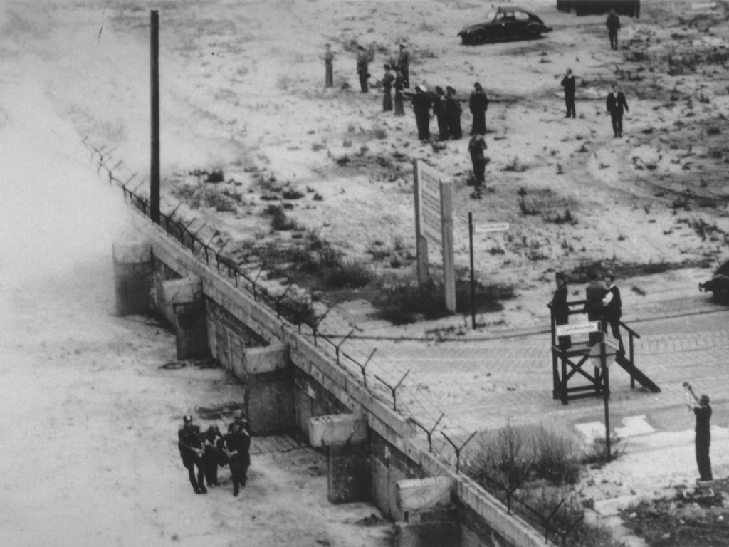 Peter Fechter, erschossen an der Berliner Mauer: Bergung des Sterbenden durch DDR-Grenzposten in der Zimmerstraße nahe dem Grenzübergang Checkpoint Charlie (III), 17. August 1962 Peter Fechter, erschossen an der Berliner Mauer: Bergung des Sterbenden durch DDR-Grenzposten in der Zimmerstraße nahe dem Grenzübergang Checkpoint Charlie (III), 17. August 1962