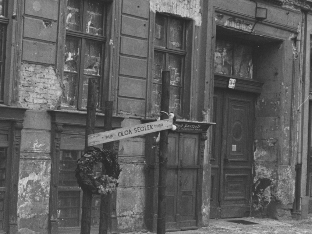 Olga Segler, verletzt an der Berliner Mauer und an den Folgen gestorben: Mahnmal vor ihrem Wohnhaus in der Bernauer Straße 34, Aufnahme vom 5. Juni 1962