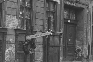 Olga Segler, verletzt an der Berliner Mauer und an den Folgen gestorben: Mahnmal vor ihrem Wohnhaus in der Bernauer Straße 34, Aufnahme vom 5. Juni 1962