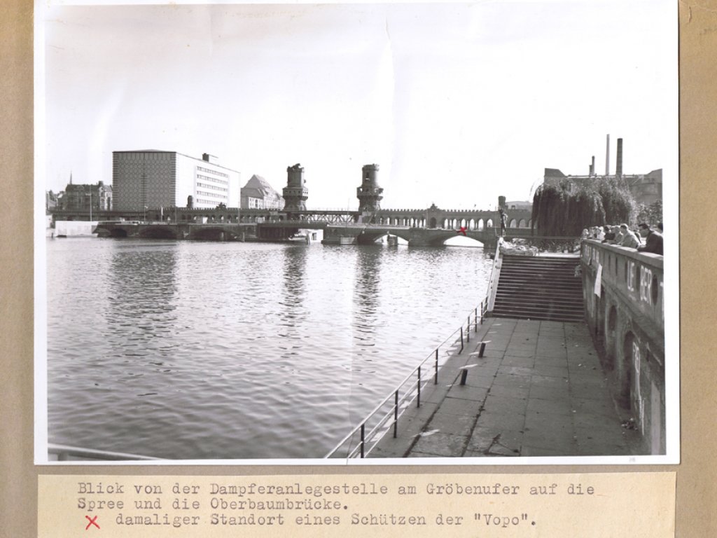 Udo Düllick, unter Beschuss im Berliner Grenzgewässer ertrunken: Tatortfoto der West-Berliner Polizei von der Oberbaumbrücke zwischen Berlin-Friedrichshain und Berlin-Kreuzberg mit eingezeichnetem Standort eines Schützen, 5. Oktober 1961