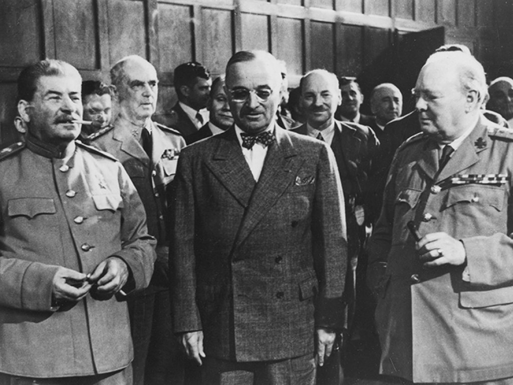 Josef Stalin, Harry S. Truman und Winston Churchill in Potsdam; Aufnahme Juli 1945