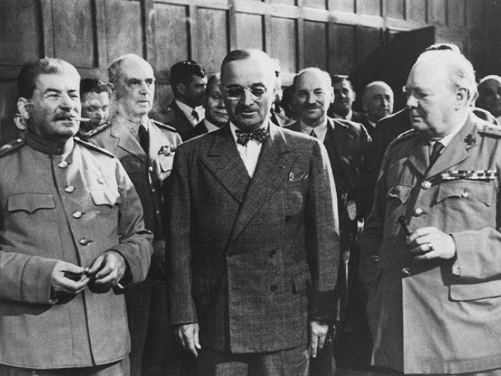 Josef Stalin, Harry S. Truman und Winston Churchill in Potsdam; Aufnahme Juli 1945