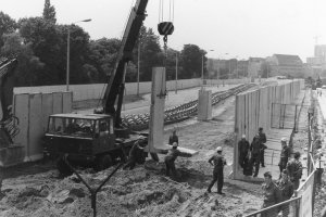 Errichtung der Grenzmauer-75 in der Bernauer Straße zwischen Berlin-Mitte und Berlin Wedding; Aufnahme 1980