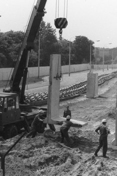 Errichtung der Grenzmauer-75 in der Bernauer Straße zwischen Berlin-Mitte und Berlin Wedding; Aufnahme 1980