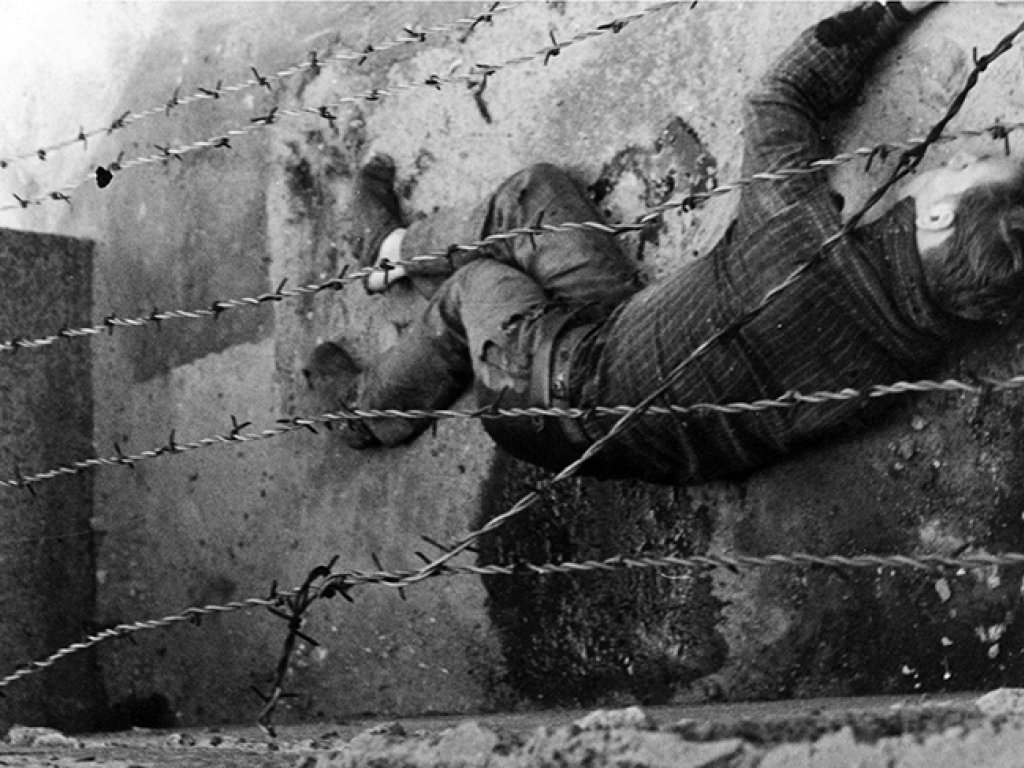 Peter Fechter verblutet an der Mauer: Seine Hilferufe werden gehört - aber niemand hilft; Aufnahme 17. August 1962