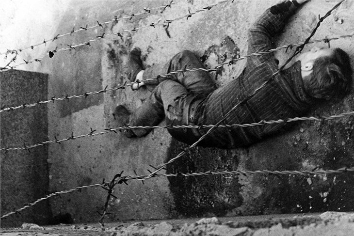 Peter Fechter verblutet an der Mauer: Seine Hilferufe werden gehört - aber niemand hilft; Aufnahme 17. August 1962