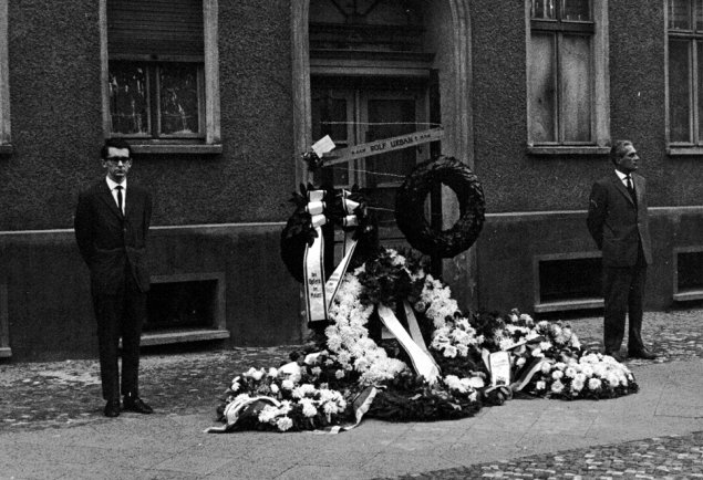 Rudolf Urban, crashed to the ground while fleeing from a border house at the Berlin Wall and died later from the consequences of his fall: Honor guards at the memorial on the first anniversary of the Berlin Wall (photo: Aug. 13, 1963)