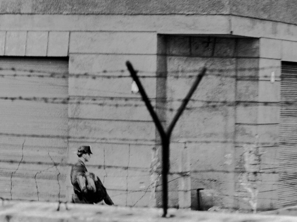 Peter Fechter, shot dead at the Berlin Wall: East German border guards removing the dead body from Zimmerstrasse near the Checkpoint Charlie border crossing (II) [Aug. 17, 1962]
