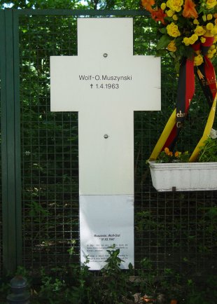 Wolf-Olaf Muszynski, drowned in the Berlin border waters in February 1963 while trying to escape: Memorial cross at the Berlin Reichstag building (photo: 2005)