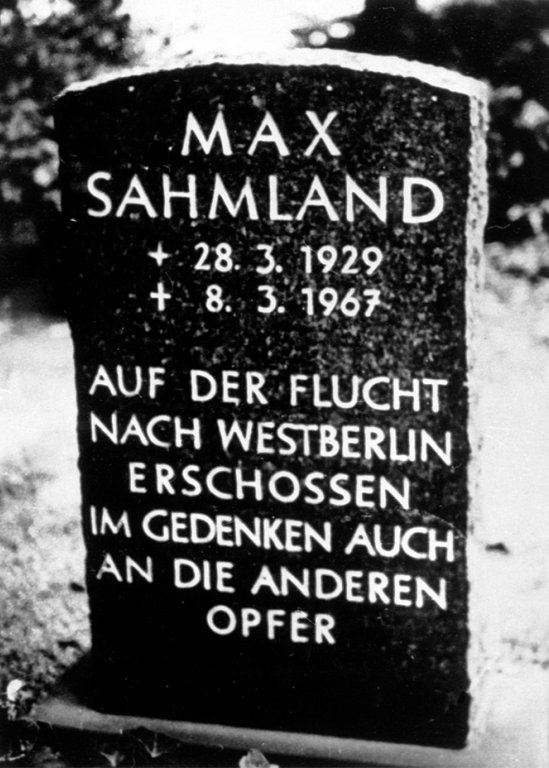 Max Sahmland, shot and drowned in the Berlin border waters: MfS photo of his gravestone in West Berlin (date of photo not known) Max Sahmland, shot and drowned in the Berlin border waters: MfS photo of his gravestone in West Berlin (date of photo not known)