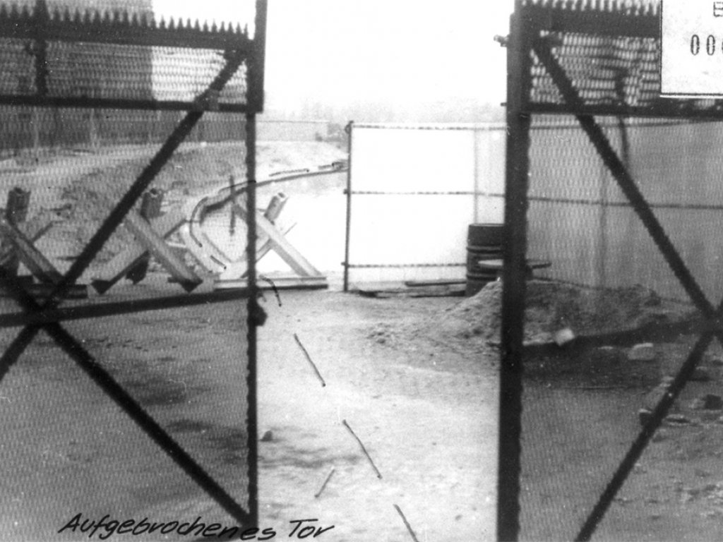 Manfred Gertzki, shot and drowned in the Berlin border waters: Busted open gate and escape route along the Spree riverbank [MfS photo: April 27, 1973]