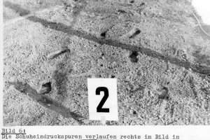 Hans-Jürgen Starrost, shot at the Berlin Wall and died later from his injuries: MfS crime site photo with footprints [April 14, 1981]