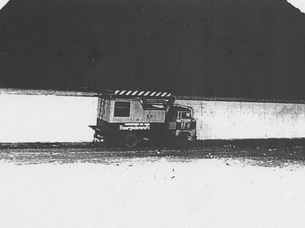 Manfred Mäder, shot dead at the Berlin Wall: MfS photo of escape vehicle at the Berlin Wall in Berlin-Treptow near Karpfenteichstrasse [Nov. 21, 1986]