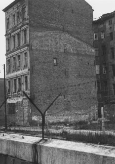 Reinhold Huhn, shot dead at the Berlin Wall: West Berlin police photo of the escape building on Zimmerstrasse [June 18, 1962]