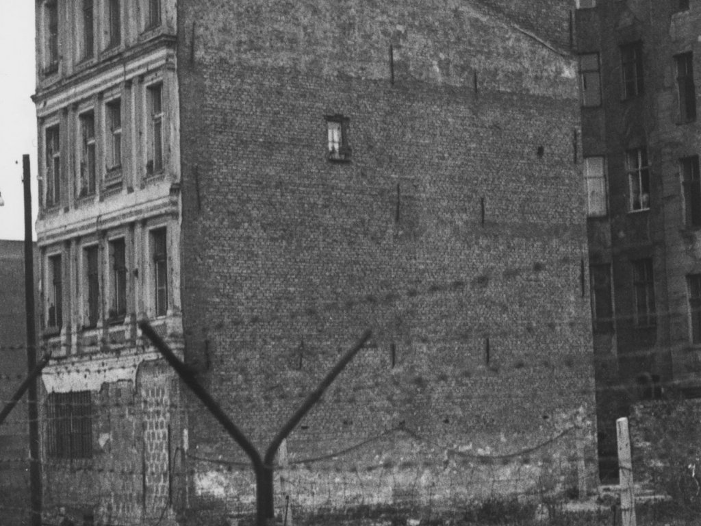 Reinhold Huhn, shot dead at the Berlin Wall: West Berlin police photo of the escape building on Zimmerstrasse [June 18, 1962]