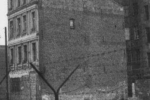 Reinhold Huhn, shot dead at the Berlin Wall: West Berlin police photo of the escape building on Zimmerstrasse [June 18, 1962]