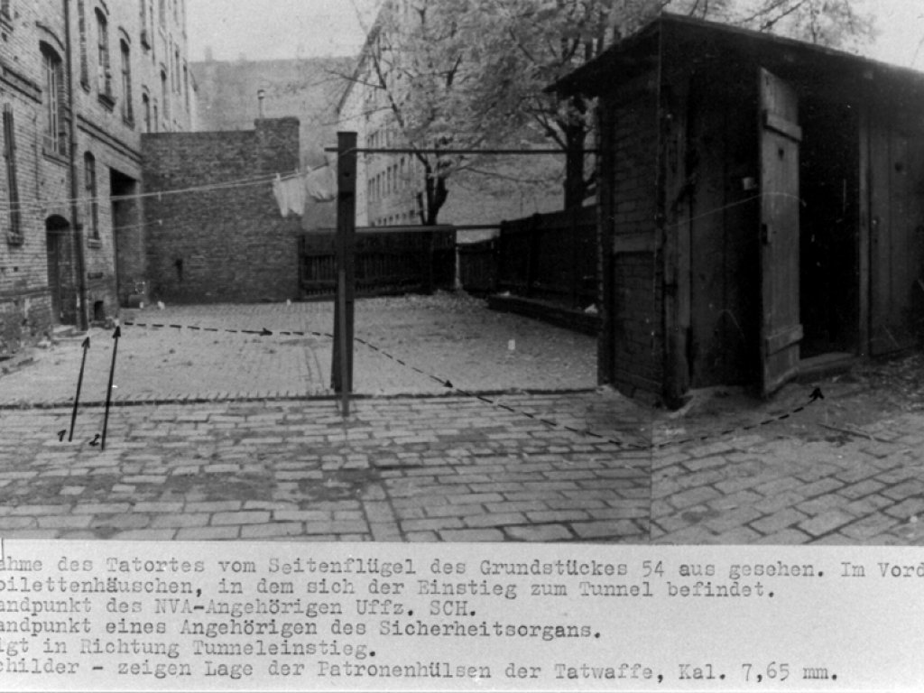 Egon Schultz, shot dead at the Berlin Wall: MfS photo of the pathway through the courtyard to the tunnel entrance at Strelitzer Strasse 55 [Oct. 5, 1964]
