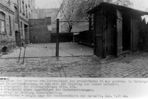 Egon Schultz, shot dead at the Berlin Wall: MfS photo of the pathway through the courtyard to the tunnel entrance at Strelitzer Strasse 55 [Oct. 5, 1964]