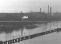 Aus Richtung Treptow kommend nähert sich der Ausflugsdampfer dem Osthafen – Gelungene Flucht mit dem Fahrgastschiff „Friedrich Wolf“, 8. Juni 1962