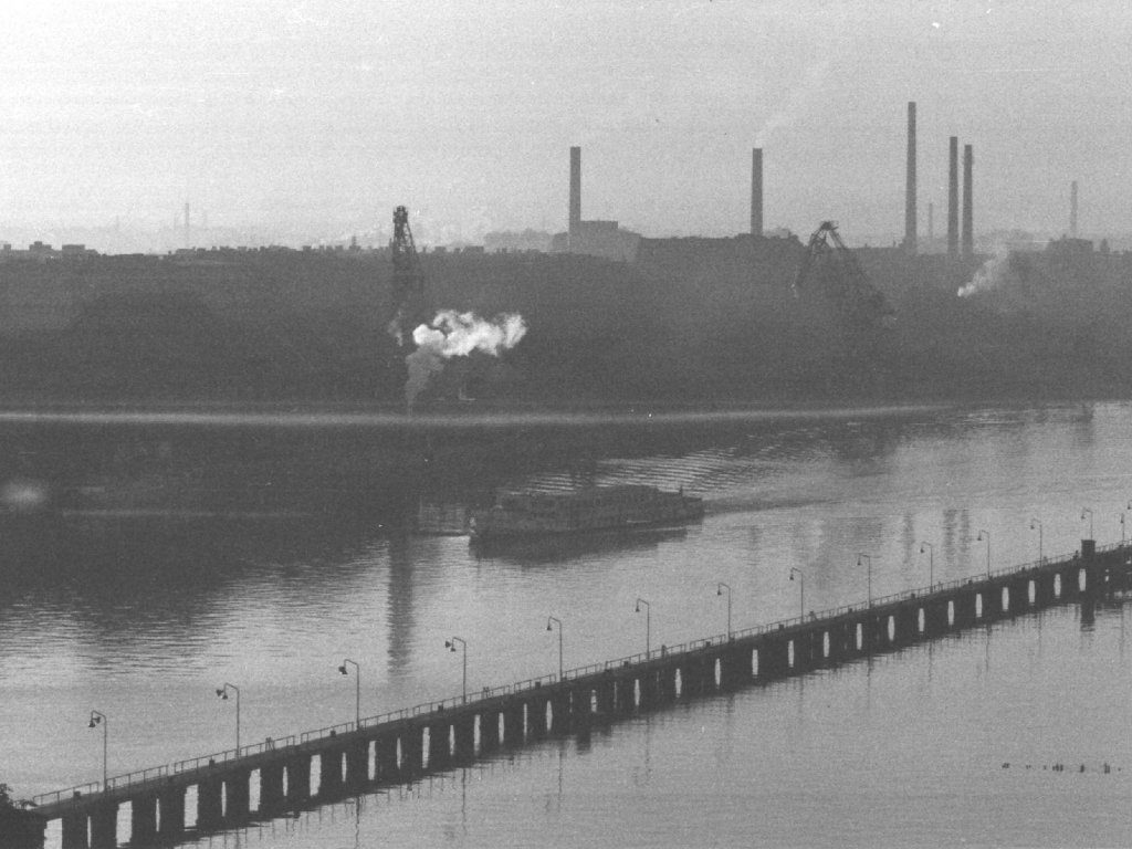 Aus Richtung Treptow kommend nähert sich der Ausflugsdampfer dem Osthafen – Gelungene Flucht mit dem Fahrgastschiff „Friedrich Wolf“, 8. Juni 1962