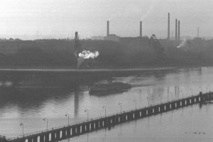 Aus Richtung Treptow kommend nähert sich der Ausflugsdampfer dem Osthafen – Gelungene Flucht mit dem Fahrgastschiff „Friedrich Wolf“, 8. Juni 1962