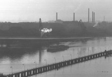 Aus Richtung Treptow kommend nähert sich der Ausflugsdampfer dem Osthafen – Gelungene Flucht mit dem Fahrgastschiff „Friedrich Wolf“, 8. Juni 1962