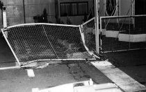 Nur das Gittertor verbiegt sich, der Beton hält: Gescheiterte Flucht mit einem PKW Marke „Lada“ über den Grenzübergang Chausseestraße, 27. September 1986