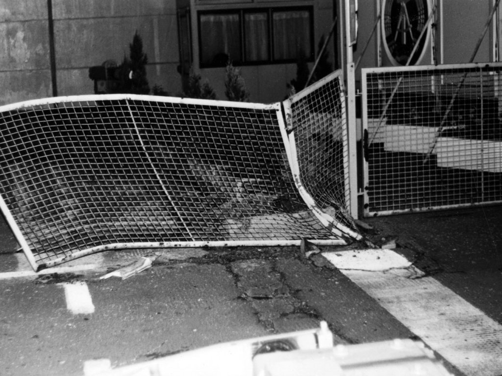 Nur das Gittertor verbiegt sich, der Beton hält: Gescheiterte Flucht mit einem PKW Marke „Lada“ über den Grenzübergang Chausseestraße, 27. September 1986