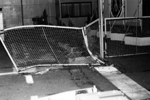 Nur das Gittertor verbiegt sich, der Beton hält: Gescheiterte Flucht mit einem PKW Marke „Lada“ über den Grenzübergang Chausseestraße, 27. September 1986