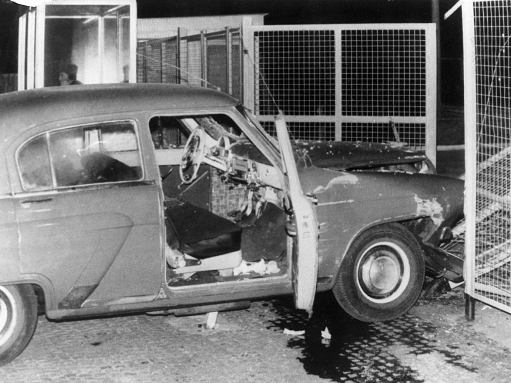 Torflügel herausgerissen: Gescheiterte PKW-Flucht auf der Glienicker Brücke in Potsdam, 9. Dezember 1987