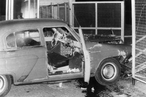 Torflügel herausgerissen: Gescheiterte PKW-Flucht auf der Glienicker Brücke in Potsdam, 9. Dezember 1987