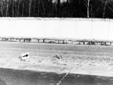 Fußspuren im Todesstreifen vor der drei Meter hohen, in Plattenbauweise errichteten Mauer: Gelungene und gescheiterte Flucht von Mahlow nach Berlin-Lichtenrade, 2. Dezember 1986