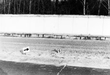 Fußspuren im Todesstreifen vor der drei Meter hohen, in Plattenbauweise errichteten Mauer: Gelungene und gescheiterte Flucht von Mahlow nach Berlin-Lichtenrade, 2. Dezember 1986