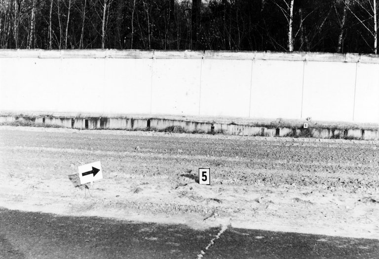 Fußspuren im Todesstreifen vor der drei Meter hohen, in Plattenbauweise errichteten Mauer: Gelungene und gescheiterte Flucht von Mahlow nach Berlin-Lichtenrade, 2. Dezember 1986
